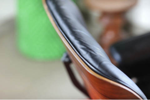 Charles & Ray Eames Lounge Chair mit Ottoman – Herman Miller 1970, Palisander & Schwarzes Leder, ruhige Maserung