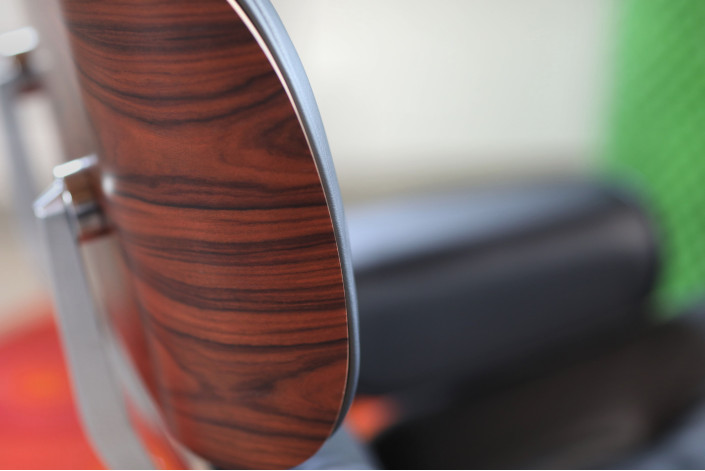 Charles & Ray Eames Lounge Chair von Vitra – 2024, Santos-Palisander & Schwarzes Leder, lebendige Maserung