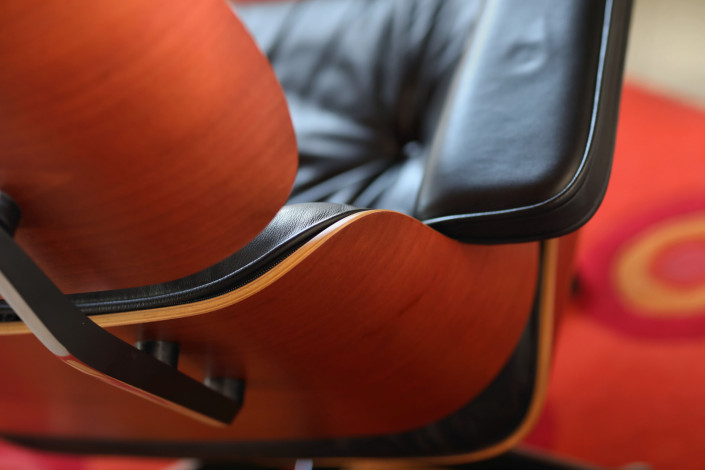 Charles & Ray Eames Lounge Chair von Vitra – 2001, Kirschholz & Schwarzes Leder