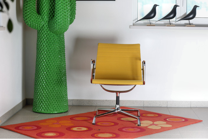 Vitra Aluminium Chair EA 107 – Hopsack gelb | Eames Conference Chair