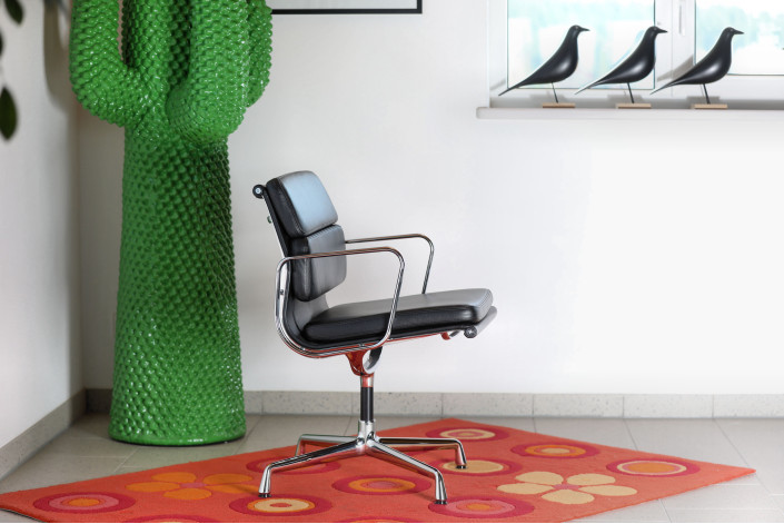 Vitra Soft Pad Chair EA 207 – Leder schwarz, verchromt, nicht drehbar
