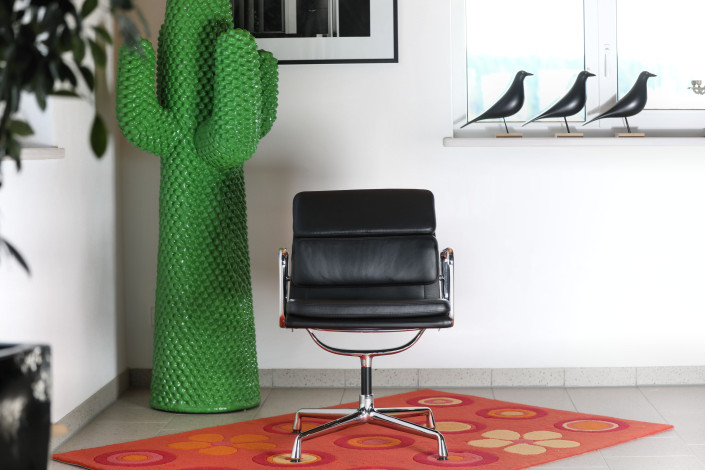 Vitra Soft Pad Chair EA 207 – Leder schwarz, verchromt, nicht drehbar