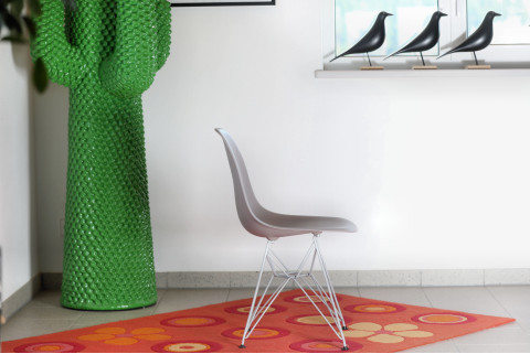 Vitra Eames Plastic Side Chair RE DSR – Kieselstein, ca. 2020