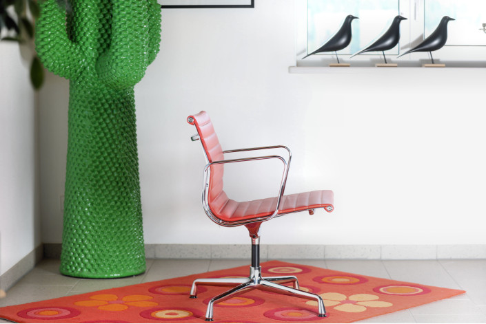 Vitra Aluminium Chair EA 108 – Leder Rot (2022, Ausstellungsstück)