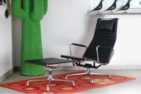 Vitra Aluminium Chair EA 124 & Hocker EA 125 – Leder Schwarz (2021)