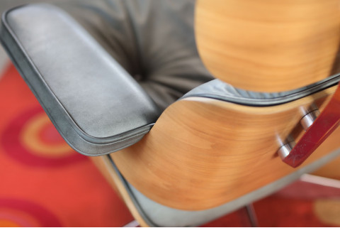 Charles & Ray Eames Lounge Chair mit Ottoman von Vitra – Originalklassiker in Nussbaum & Grau