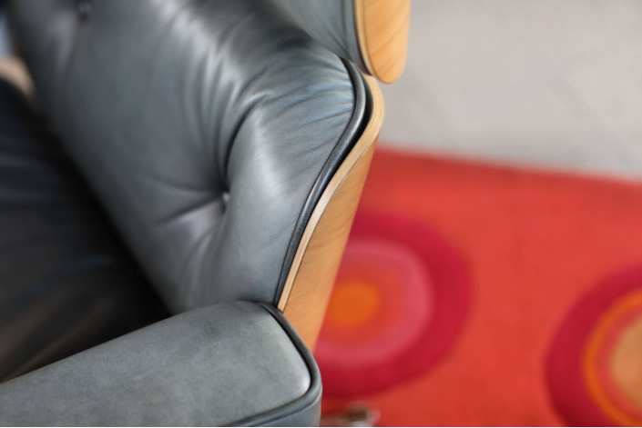 Charles & Ray Eames Lounge Chair mit Ottoman von Vitra – Originalklassiker in Nussbaum & Grau