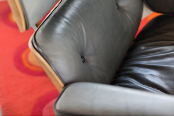 Charles & Ray Eames Lounge Chair mit Ottoman von Vitra – Originalklassiker in Nussbaum & Grau